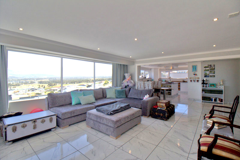 8 Bedroom Property for Sale in Mountainside Western Cape